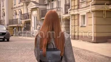 一位留着姜黄色长发的年轻女子在城市大街上散步，邀请一个人和她一起去，城市大街的背景